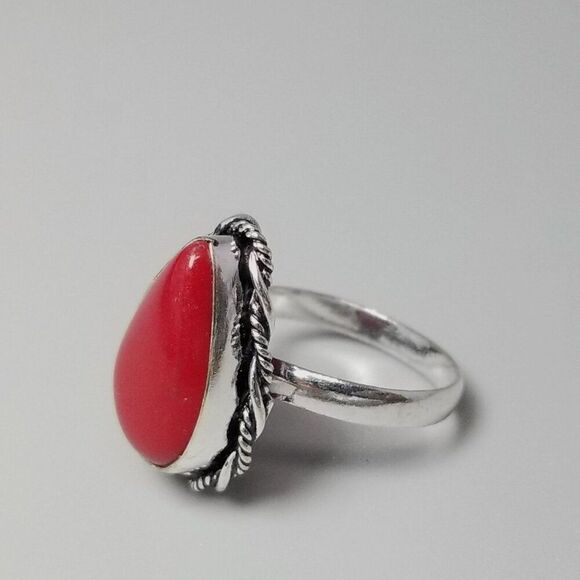 Vintage Bright Red Drop Shape Ring, Bezel Set Silver Tone Size 8 Band, Estate - Picture 8 of 9